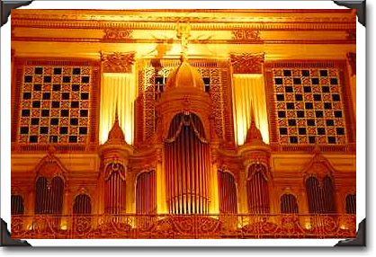 The world's largest pipe organ, Wannamaker Store The world's largest pipe organ, Wannamaker Store