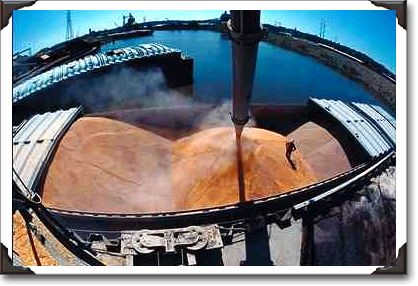 Barge being loaded with grain on Mississippi River in Dubuque, Iowa Barge being loaded with grain on Mississippi River in Dubuque, Iowa